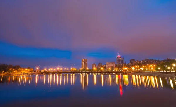 Cidade Noturna reflexão sobre o rio — Fotografia de Stock