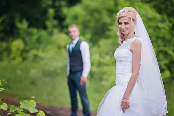 Pengantin pria dan wanita bahagia — Stok Foto