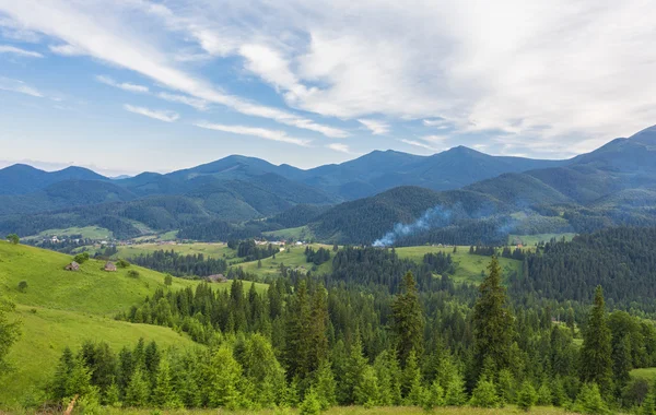 Idylliska landskapet i Alperna med färska gröna ängar — Stockfoto