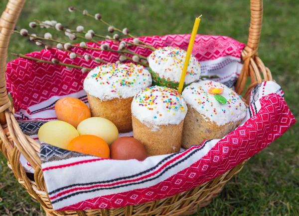 Paskalya tatlı ekmek ve boyalı yumurta