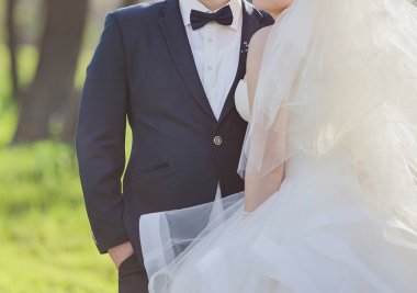 zarif gelin ve damat açık havada birlikte poz