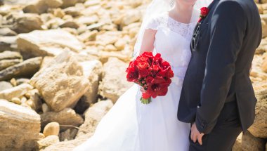 zarif gelin ve damat açık havada birlikte poz