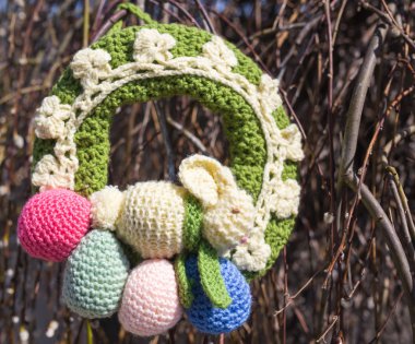 Paskalya çelenk: peçete dantel örgüsüne