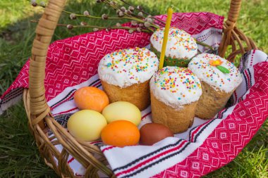 Paskalya tatlı ekmek ve boyalı yumurta
