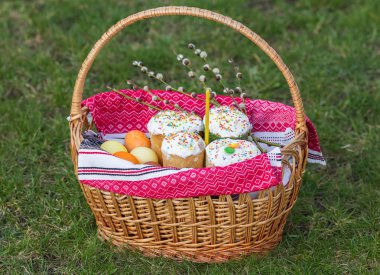 Paskalya tatlı ekmek ve boyalı yumurta