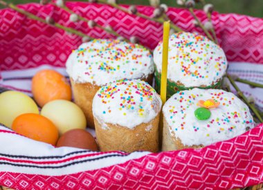 Paskalya tatlı ekmek ve boyalı yumurta