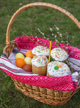 Paskalya tatlı ekmek ve boyalı yumurta