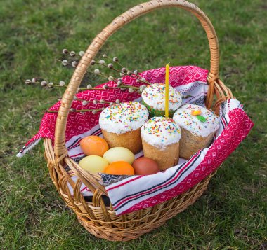 Paskalya tatlı ekmek ve boyalı yumurta