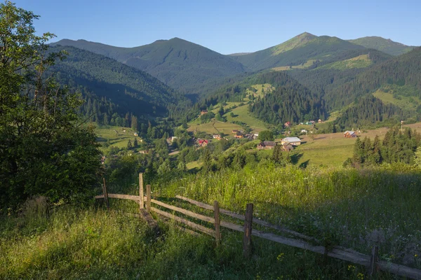 Paisaje de verano en montañas — Foto de Stock