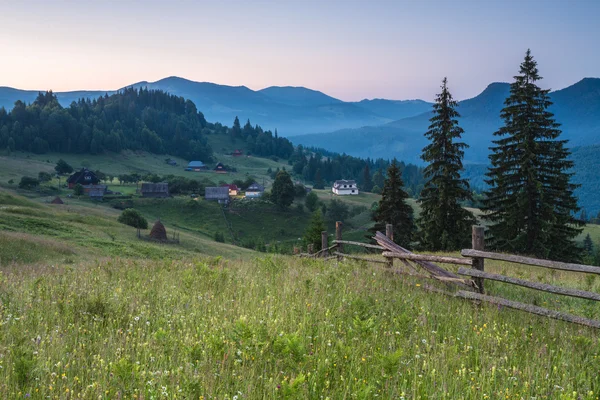 Paisaje idílico en los Alpes con prados verdes frescos — Foto de Stock