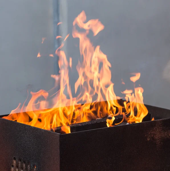 Verbranden van hout in een brazier. — Stockfoto