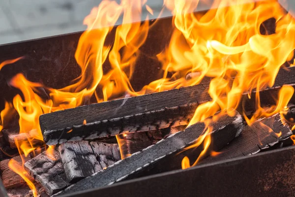 Burning wood in a brazier. — Stock Photo, Image