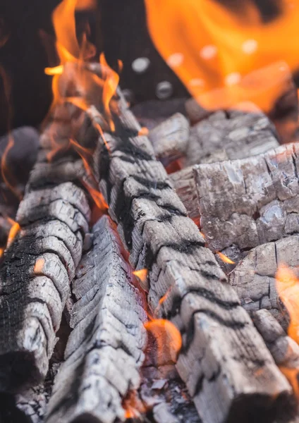 Madera ardiendo en el fuego - fondo — Foto de Stock