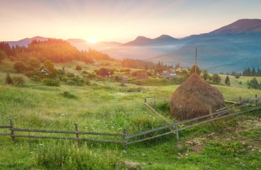 Dağlarda muhteşem bir gün batımı..