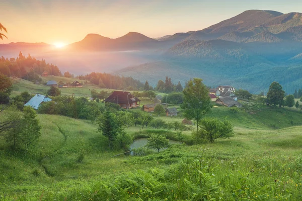 Paisagem de verão nas montanhas — Fotografia de Stock