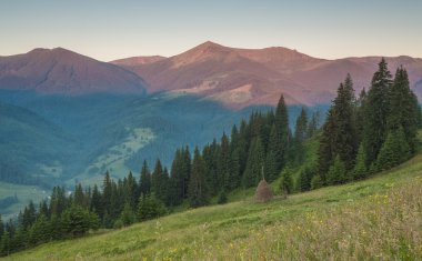 Dağlarda muhteşem bir gün batımı..