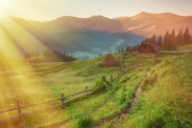 Dağlarda muhteşem bir gün batımı..