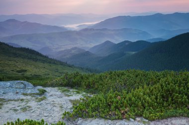 Dağlarda muhteşem bir gün batımı..