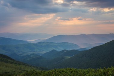 Dağlarda muhteşem bir gün batımı..