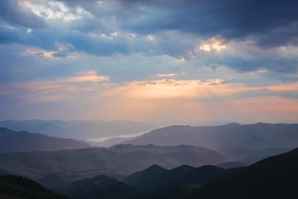 Beau paysage d'été dans les montagnes. — Photo