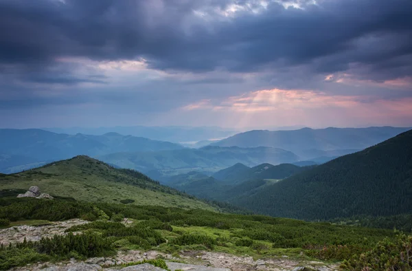 Dağlarda muhteşem bir gün batımı..