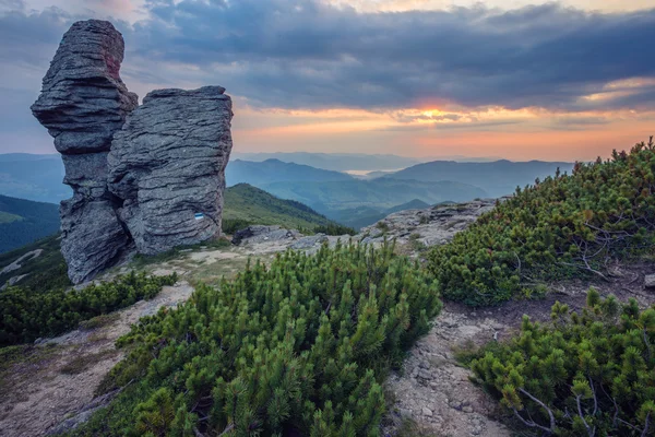 Majestueuze zonsondergang in het berglandschap. — Stockfoto