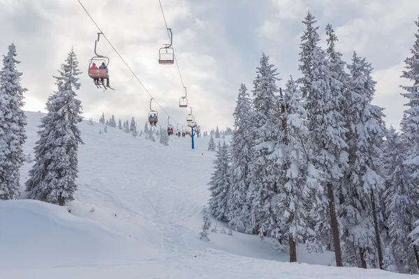 Snowboarders en un telesilla — Foto de Stock