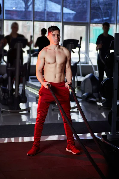 Fitness Mann Trainiert Mit Kampfseilen Fitnessstudio Trainingsübung Passte Körper Verein — Stockfoto
