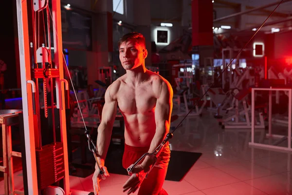 Athlète Musclé Bodybuilder Entraînement Sur Simulateur Dans Salle Gym Feu — Photo