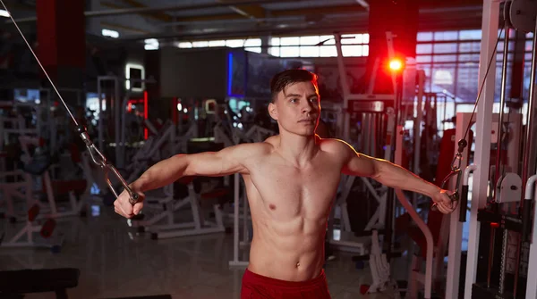 Sportler Muskelaufbau Training Simulator Der Turnhalle Rotes Hintergrundlicht — Stockfoto