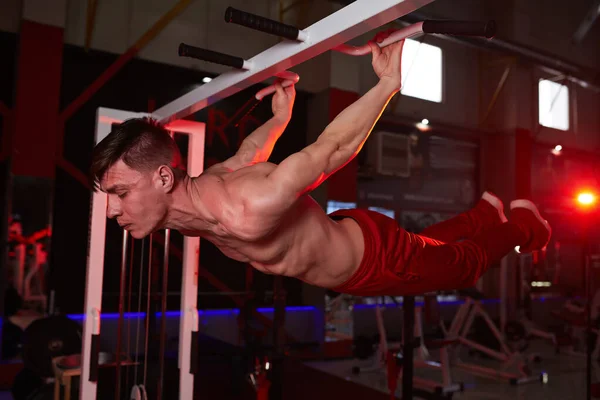 Atleta Muskularny Fitness Męski Model Podciągający Się Poziomym Barze Siłowni — Zdjęcie stockowe