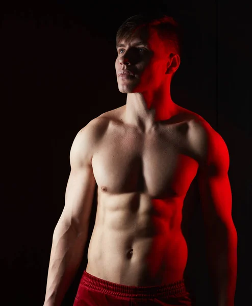 Hombre Atleta Muscular Sobre Fondo Negro Luz Fondo Roja — Foto de Stock