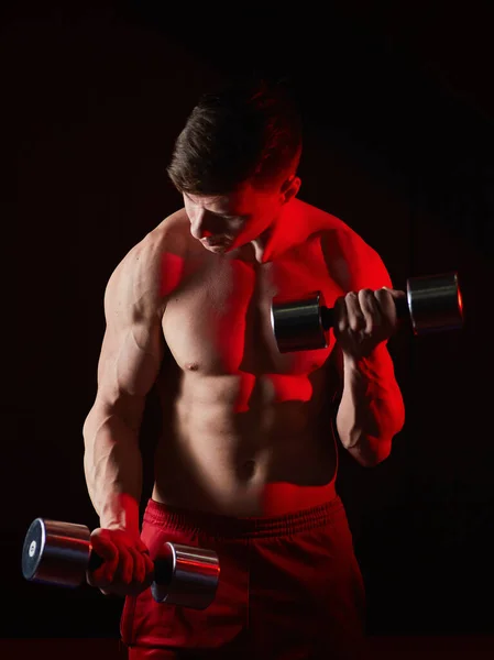 Joven Deportista Entrenando Con Pesas Sobre Fondo Oscuro Luz Fondo —  Fotos de Stock