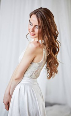 Mutlu güzel gelin beyaz arka plan bez, beyaz