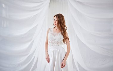 Mutlu güzel gelin beyaz arka plan bez, beyaz