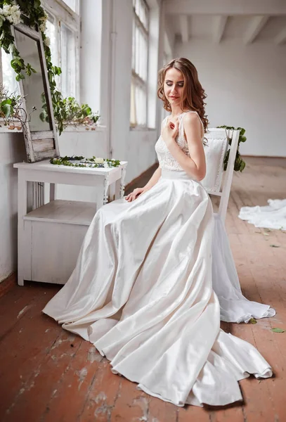 Una Hermosa Novia Vestido Blanco Está Sentada Una Silla Cerca —  Fotos de Stock