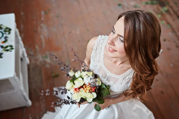 漂亮娇嫩的婚礼花束 由新娘手中的奶油玫瑰和桉树花组成 — 图库照片