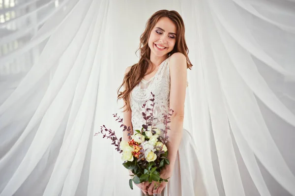 Bela Noiva Vestido Noiva Estúdio Elegante Brilhante Casamento Estilo Europeu — Fotografia de Stock
