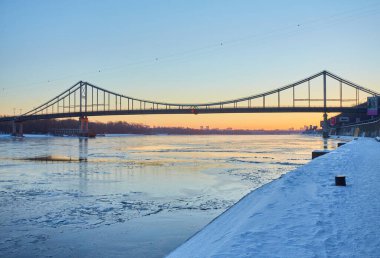Köprünün yakınındaki nehirde dondurucu bir sabah. Kiev, Ukrayna