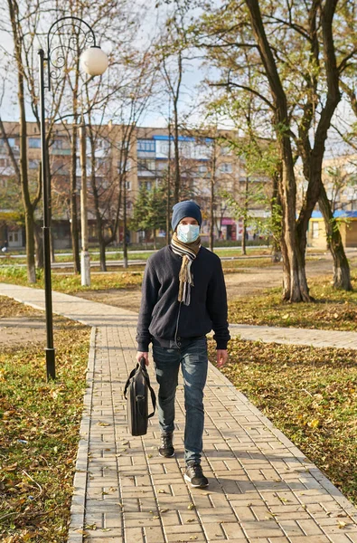 Mladý Muž Klobouku Kufříkem Jde Ulici Pracovat Lékařské Masce Karanténa — Stock fotografie