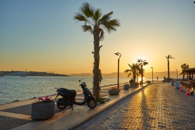 Cesme, Türkiye 'deki yat limanının gece görüntüsü