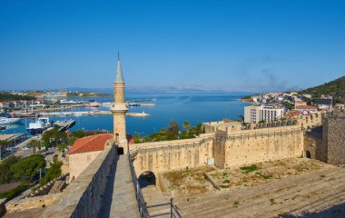Cesme kalesi Akdeniz 'in Cesme limanında, Türkiye.