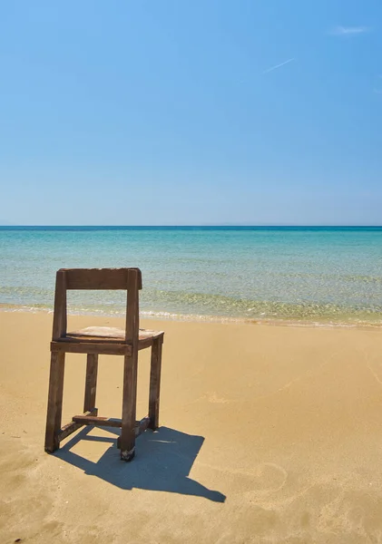 Ensam Gammal Trästol Öde Strand — Stockfoto