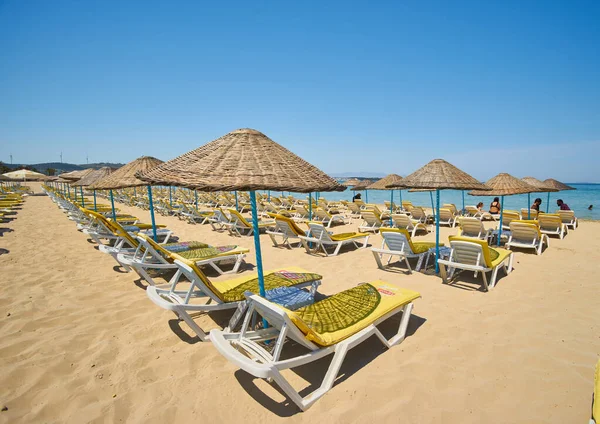 土耳其凯末尔地中海蓝水附近海滩上的空沙发椅 — 图库照片