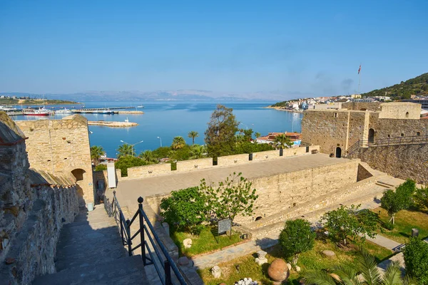 Cesme kalesi Akdeniz 'in Cesme limanında, Türkiye.