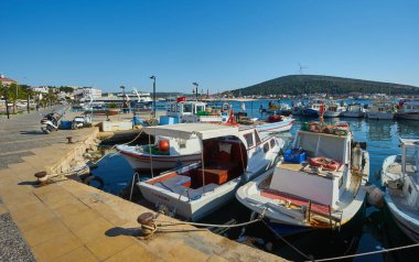 CESME, TURKEY - 24 Nisan 2018: Kıyı kenti Cesme Türkiye 'nin gezinti alanı