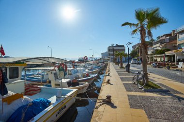 CESME, TURKEY - 24 Nisan 2018: Kıyı kenti Cesme Türkiye 'nin gezinti alanı