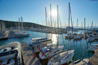 Türkiye 'nin Cesme kentinde liman yatları ve binalar