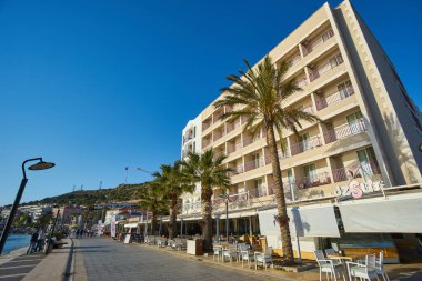 CESME, TURKEY - 24 Nisan 2018: Kıyı kenti Cesme Türkiye 'nin gezinti alanı