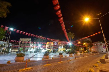 CESME - 24 Nisan: Cesme Meydanı ve Cesme Şatosu, 24 Nisan 2018 